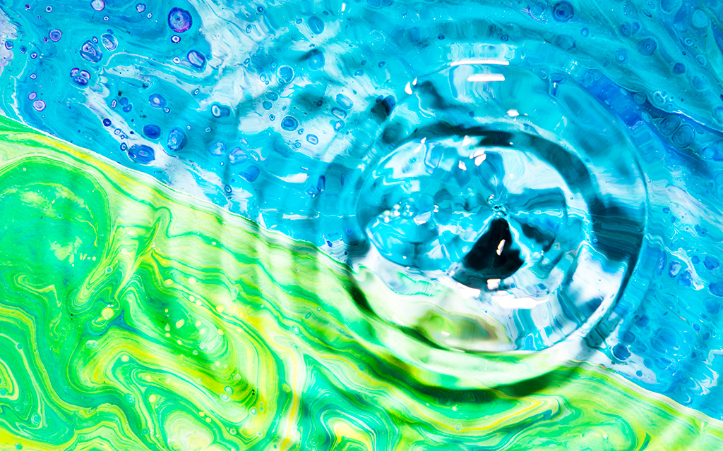 Water in motion with a green and blue background representing the green and blue hydrogen production. 