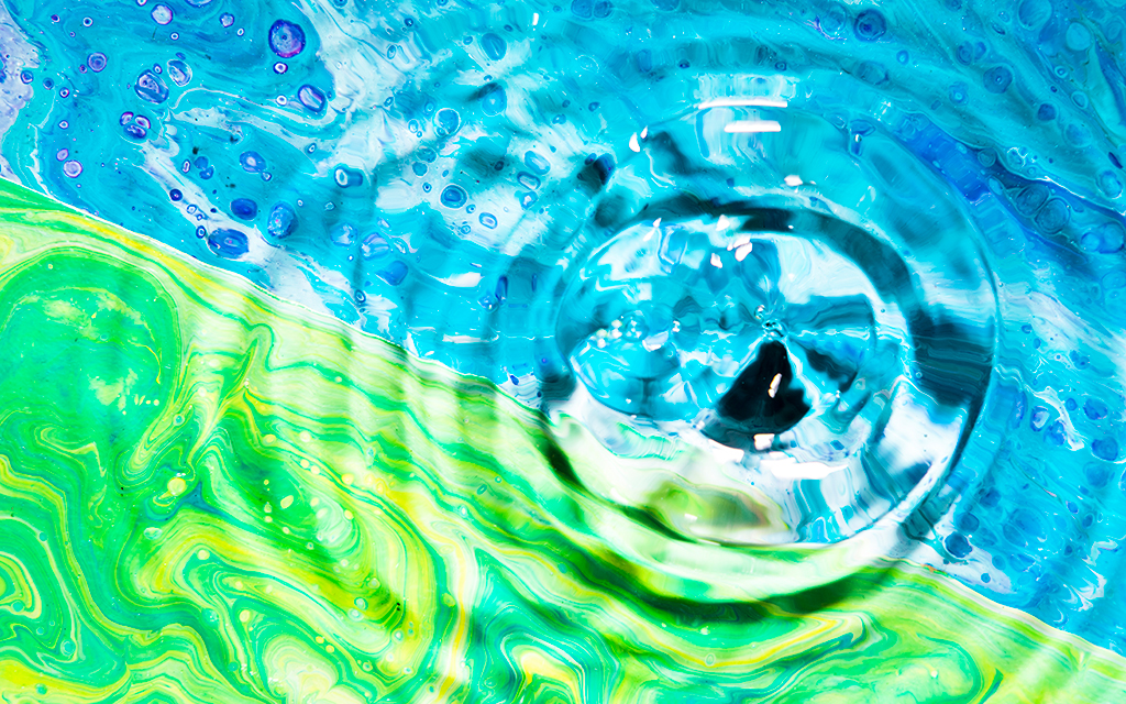Water in motion with a green and blue background representing the green and blue hydrogen production. 