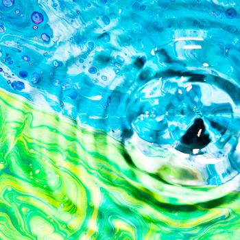 Water in motion with a green and blue background representing the green and blue hydrogen production. 