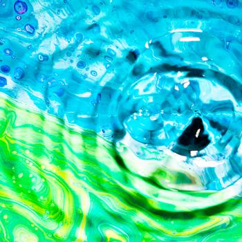 Water in motion with a green and blue background representing the green and blue hydrogen production. 